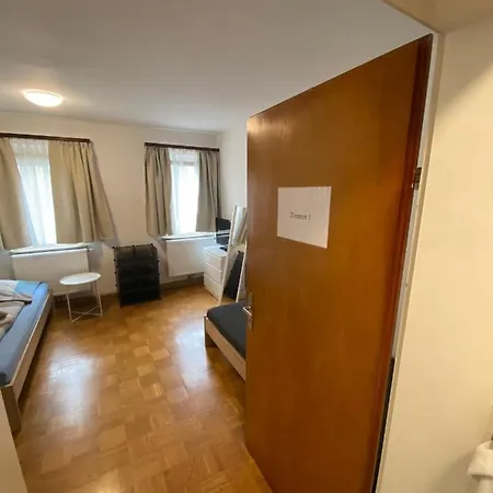 Einfaches Haus Mit Privatzimmern Und Gemeinschaftsraeumen Heilbronn Exterior photo