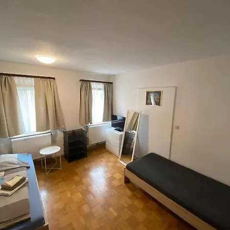 Einfaches Haus Mit Privatzimmern Und Gemeinschaftsraeumen Heilbronn Exterior photo