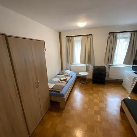 Einfaches Haus Mit Privatzimmern Und Gemeinschaftsraeumen Heilbronn Exterior photo