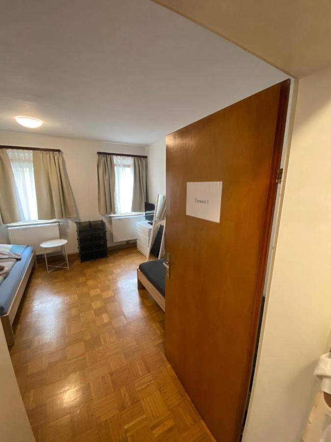 Einfaches Haus Mit Privatzimmern Und Gemeinschaftsraeumen *