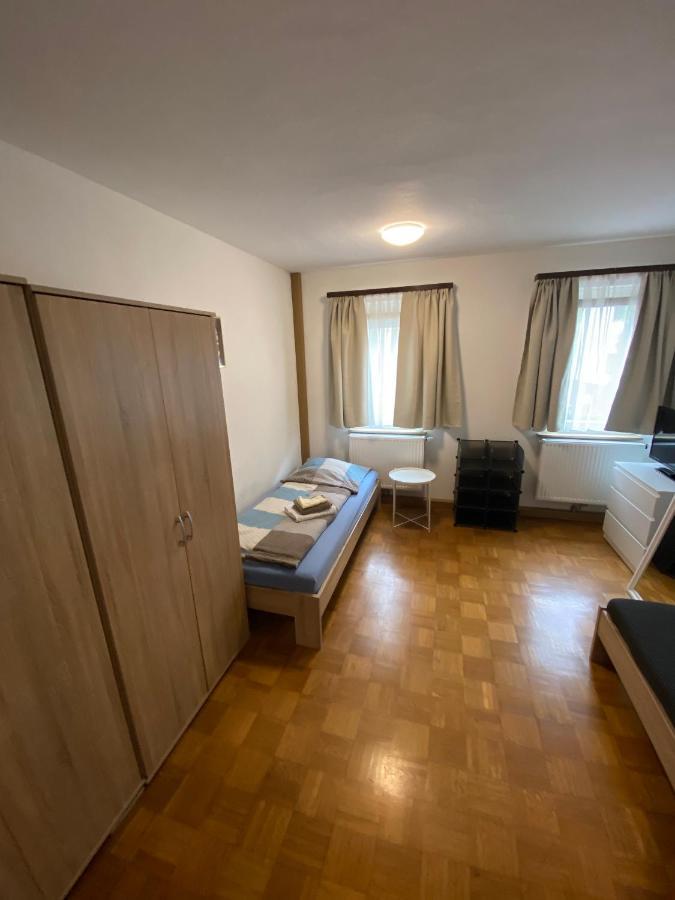 Einfaches Haus Mit Privatzimmern Und Gemeinschaftsraeumen *