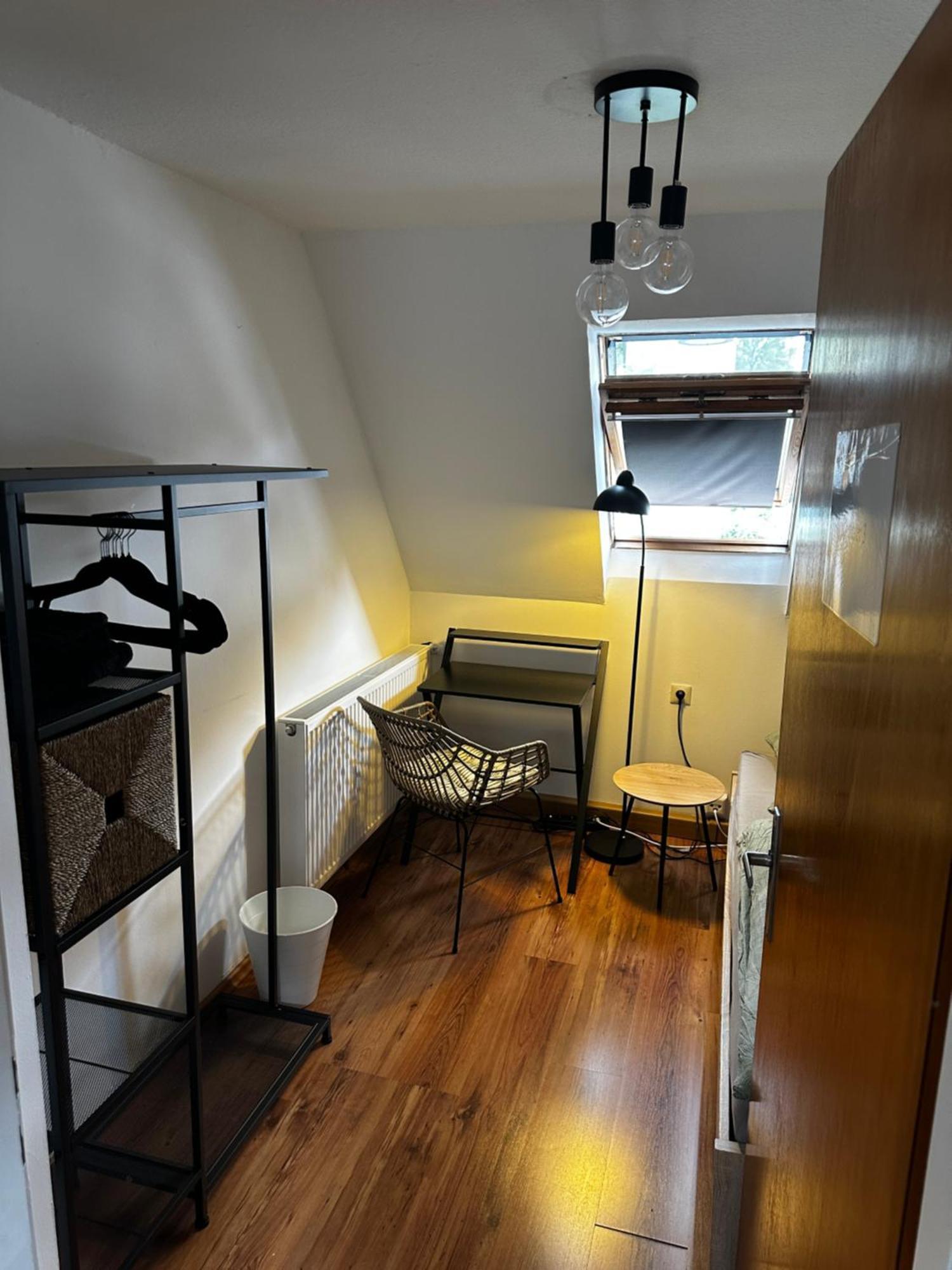 Einfaches Haus Mit Privatzimmern Und Gemeinschaftsraeumen Homestay
