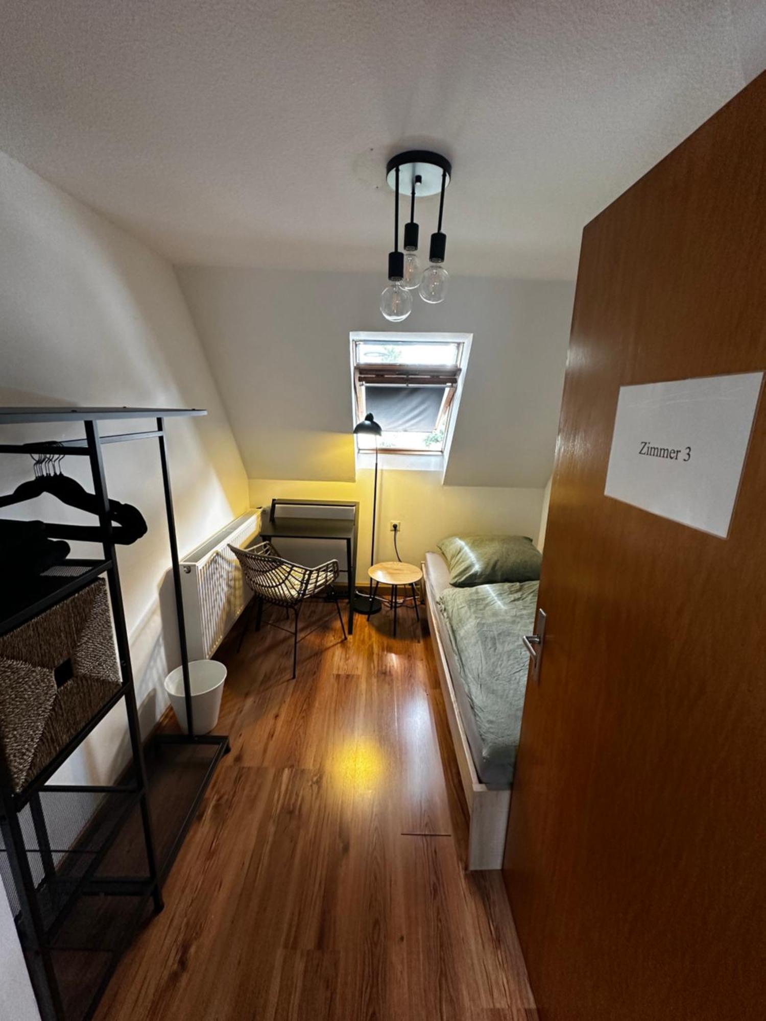 Einfaches Haus Mit Privatzimmern Und Gemeinschaftsraeumen Проживание в семье *
